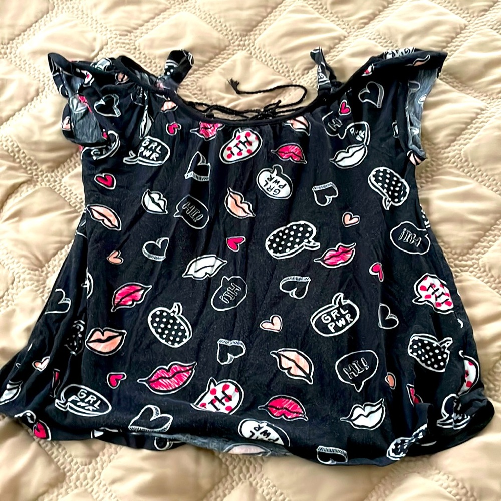 Cute shirt with designs